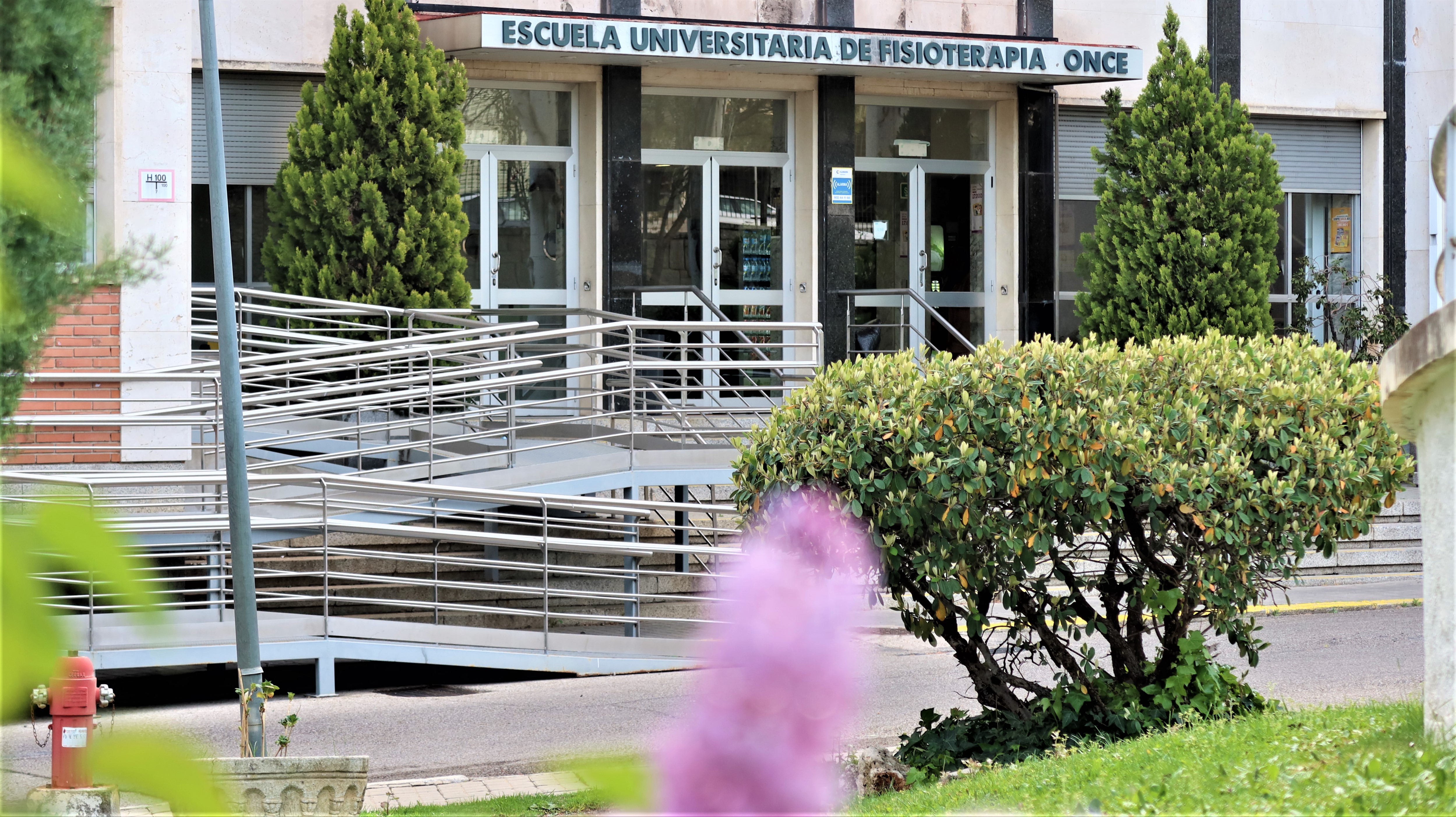 foto fachada de la Escuela Universitaria de Fisioterapia de la ONCE