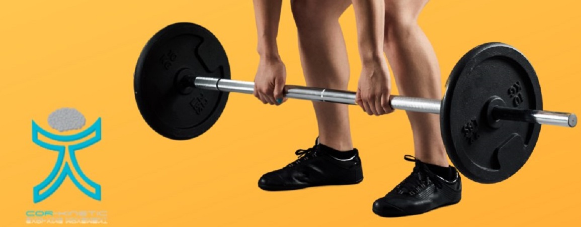 Una persona en posición de levantamiento sosteniendo una barra con discos de pesas negros sobre un fondo naranja.