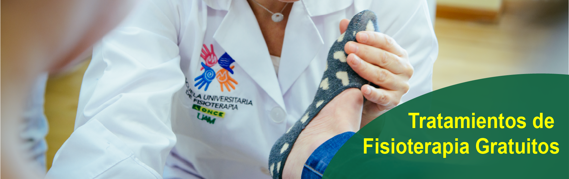 Paciente recibiendo tratamiento de fisioterapia por alumna